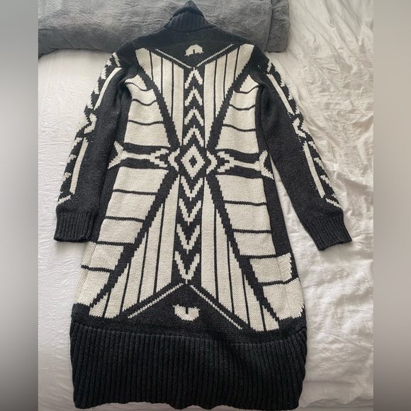 Thick knit cardigan/sweater/jacket. Beautiful patterned back - Picture 2 of 5